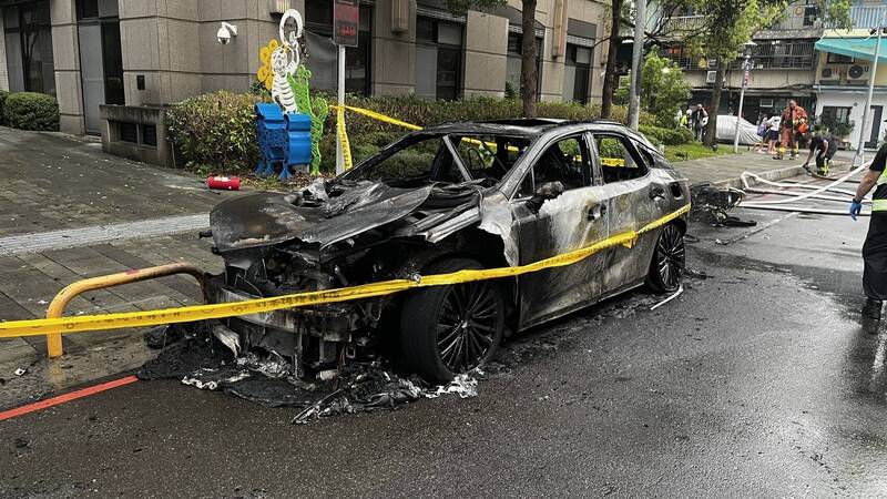 百萬LEXUS轎車被燒成廢鐵。（記者徐聖倫翻攝）
