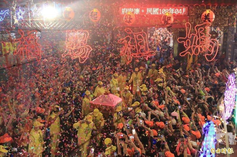 暫停4天今天開放報名,追隨粉紅超跑人數突破26萬。圖為媽祖婆往年出發時盛況。(資料照) 暫停4天今天開放報名,追隨粉紅超跑人數突破26萬。圖為媽祖婆往年出發時盛況。(資料照)