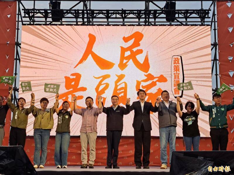 「人民是頭家」宣講新竹市場,行政院長卓榮泰也率行政團隊與立委向人民報告及說明政府的策略與備案。(記者洪美秀攝) 「人民是頭家」宣講新竹市場,行政院長卓榮泰也率行政團隊與立委向人民報告及說明政府的策略與備案。(記者洪美秀攝)
