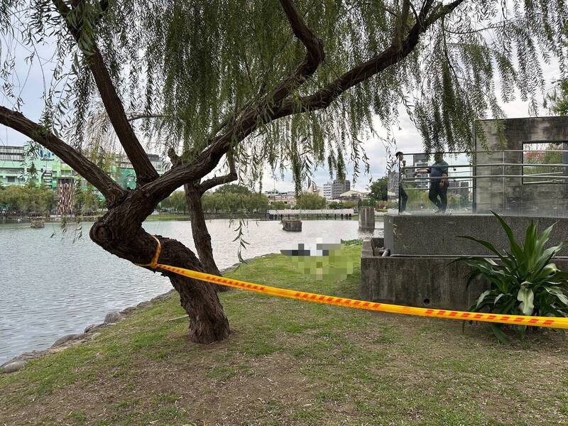 清潔人員在台中湧泉公園生態池發現男浮屍。（記者張瑞楨翻攝）