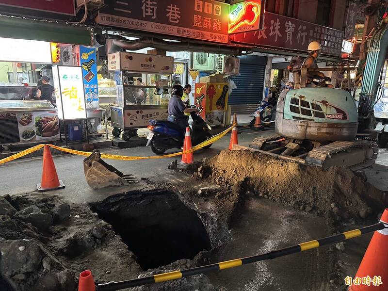 文林路、美崙街路面下陷。（記者劉慶侯攝）