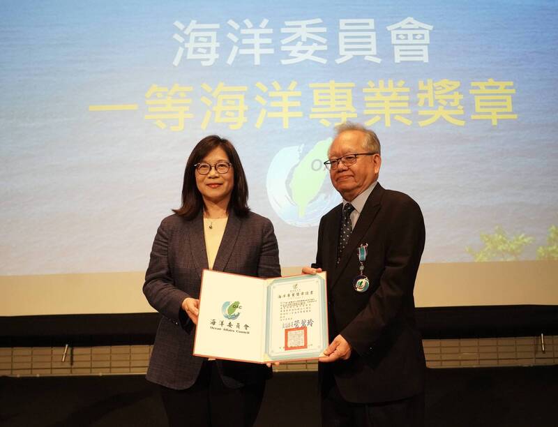 管碧玲授予邵廣昭教授海洋一等專業獎章證書。(國家海洋研究院提供) 管碧玲授予邵廣昭教授海洋一等專業獎章證書。(國家海洋研究院提供)