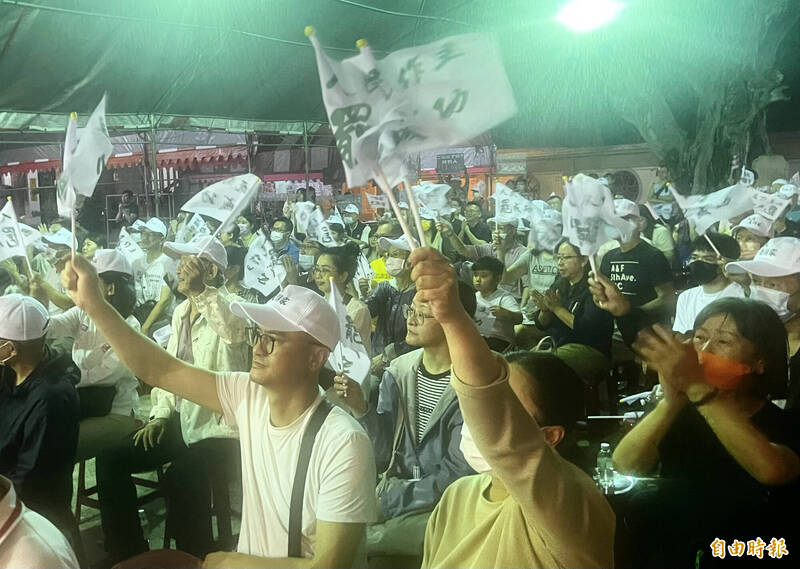 「人民是頭家」台中場宣講活動，群眾呼喊。（記者廖耀東攝）