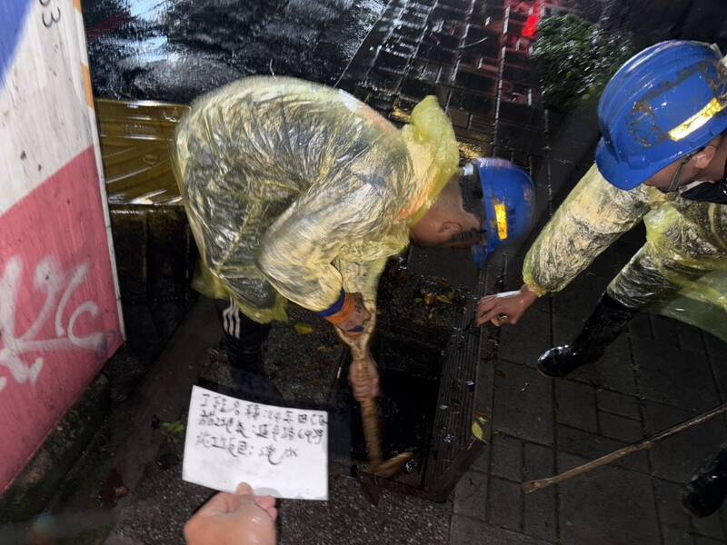因應強烈鋒面影響,桃市府啟動三級災害應變中心,接獲災點通報立即前往勘災,緊急處理積淹水地點。(桃市府水務局提供) 因應強烈鋒面影響,桃市府啟動三級災害應變中心,接獲災點通報立即前往勘災,緊急處理積淹水地點。(桃市府水務局提供)