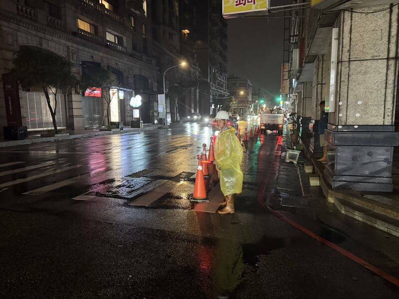 因應強烈鋒面影響,桃市府啟動三級災害應變中心,接獲災點通報立即前往勘災,緊急處理積淹水地點。(桃市府水務局提供) 因應強烈鋒面影響,桃市府啟動三級災害應變中心,接獲災點通報立即前往勘災,緊急處理積淹水地點。(桃市府水務局提供)