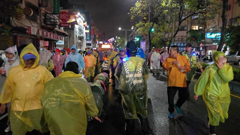 下雨仍有民眾堅持「稜轎腳」。(民眾提供) 下雨仍有民眾堅持「稜轎腳」。(民眾提供)
