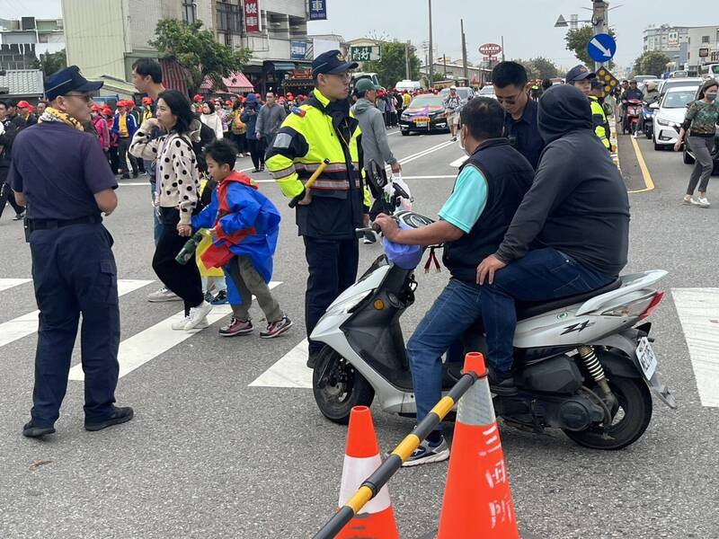 大甲媽回鑾,13日上午有民眾騎機車未戴安全帽,遭清水警分局三田派出所員警攔查取締告發。(民眾提供) 大甲媽回鑾,13日上午有民眾騎機車未戴安全帽,遭清水警分局三田派出所員警攔查取締告發。(民眾提供)
