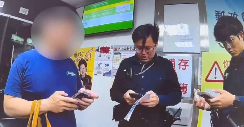 詹姓男子捧著百萬元現金到台北市光華郵局準備匯出9筆款項,櫃台人員察覺有異報案,詹男稱是互助會要匯出的款項,但進一步細查後,發現詹男根本就是出金車手,當場搓破他的謊言。(記者陸運鋒翻攝) 詹姓男子捧著百萬元現金到台北市光華郵局準備匯出9筆款項,櫃台人員察覺有異報案,詹男稱是互助會要匯出的款項,但進一步細查後,發現詹男根本就是出金車手,當場搓破他的謊言。(記者陸運鋒翻攝)