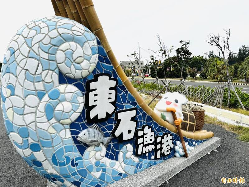 東石漁港意象的蚵寶寶划著竹筏 。(記者蔡宗勳攝) 東石漁港意象的蚵寶寶划著竹筏 。(記者蔡宗勳攝)