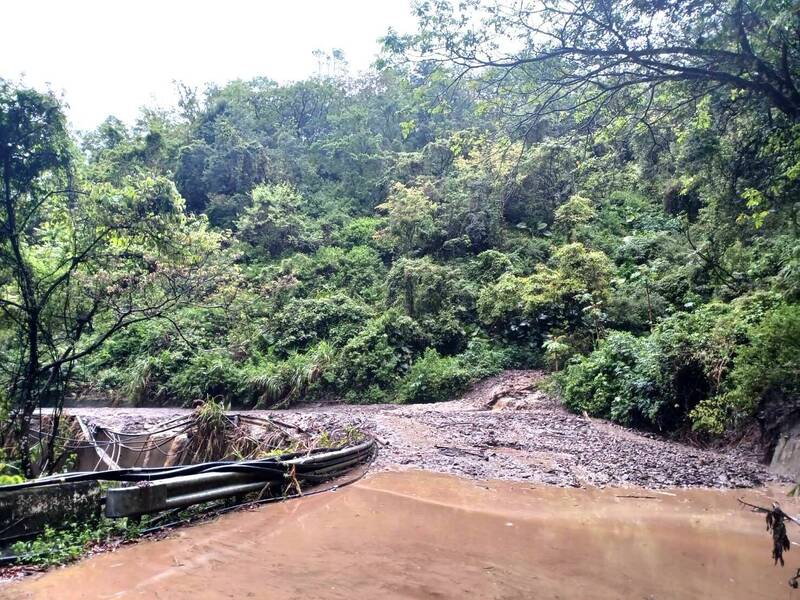 鋒面過境大雨強襲，南投仁愛鄉投89線力行產業道路出現土石流，一度阻斷交通。（仁愛鄉公所提供）