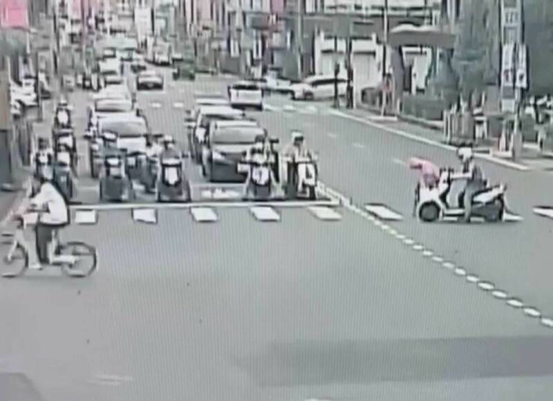 彰化警分局民族路派出所巡佐廖啟仲騎著警車肉身護送阿嬤過馬路,被民眾拍攝PO上網,2.4萬人按讚給愛心。 (圖由警方提供) 彰化警分局民族路派出所巡佐廖啟仲騎著警車肉身護送阿嬤過馬路,被民眾拍攝PO上網,2.4萬人按讚給愛心。 (圖由警方提供)