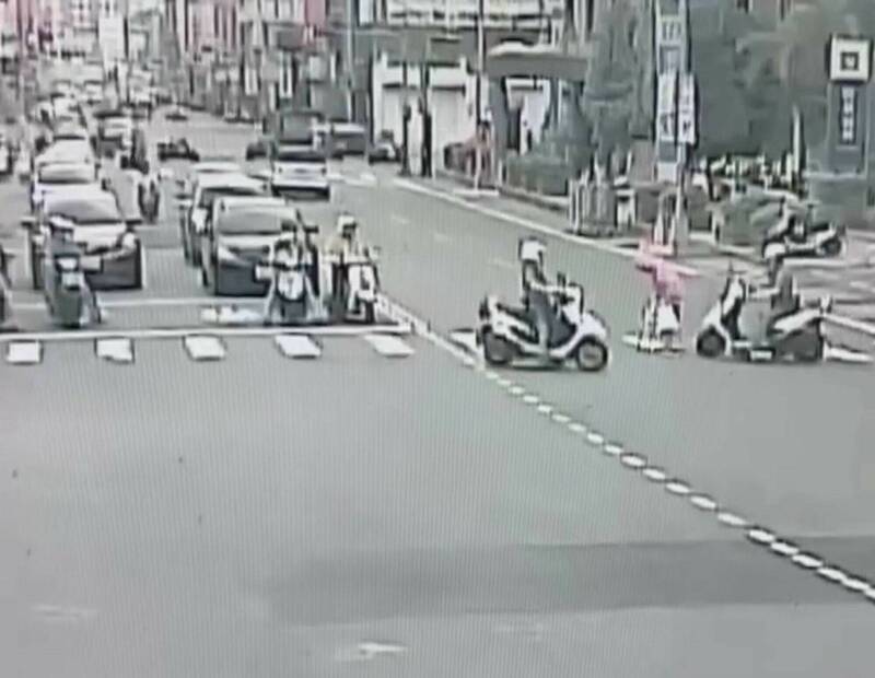 彰化警分局民族路派出所巡佐廖啟仲(右1)及女警周宛宣(右3)以警車交叉保護阿嬤,畫面暖心。 (圖由警方提供) 彰化警分局民族路派出所巡佐廖啟仲(右1)及女警周宛宣(右3)以警車交叉保護阿嬤,畫面暖心。 (圖由警方提供)