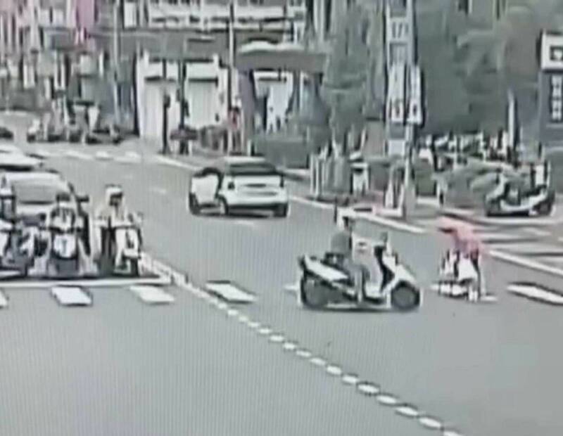 彰化警分局民族路派出所巡佐廖啟仲以警車護送阿嬤過馬路,網友直呼溫馨。 (圖由警方提供) 彰化警分局民族路派出所巡佐廖啟仲以警車護送阿嬤過馬路,網友直呼溫馨。 (圖由警方提供)