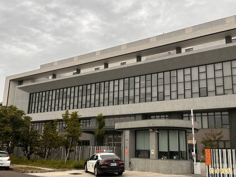 點鑫公司斗六廠13日下午發生2名外包工人疑吸入雨水回收池沼氣,掉入池中溺斃的工安意外。(記者李文德攝) 點鑫公司斗六廠13日下午發生2名外包工人疑吸入雨水回收池沼氣,掉入池中溺斃的工安意外。(記者李文德攝)