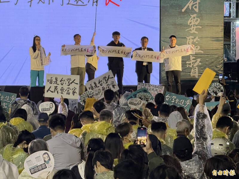 黃國昌手持「至少我們還有良心」的布條登台,痛批民進黨。(記者劉婉君攝) 黃國昌手持「至少我們還有良心」的布條登台,痛批民進黨。(記者劉婉君攝)