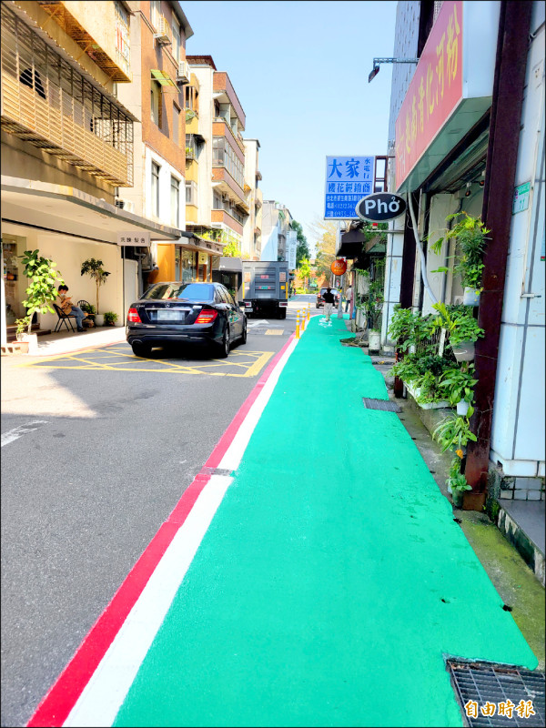 台北市大學里打造以人為本的環境,繼試辦「交通友善區」,再打造依體力分級的「健智步道」,讓長輩可以安心出門。(記者何玉華攝) 台北市大學里打造以人為本的環境,繼試辦「交通友善區」,再打造依體力分級的「健智步道」,讓長輩可以安心出門。(記者何玉華攝)