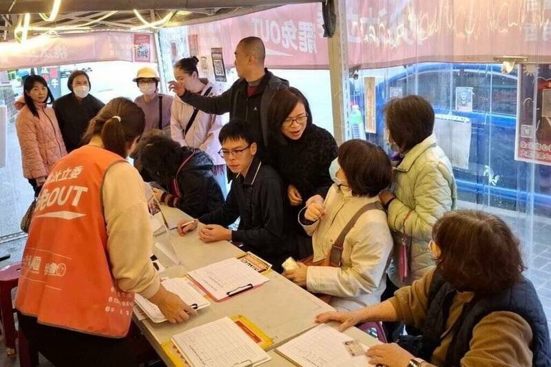 「桃園罷牛,淘汰牛氓」罷免公民團體領銜人牧師陳曉煒今天凌晨宣布,罷牛二階連署已達3萬4000份、超過門檻,各連署站持續提供連署服務。(陳曉煒提供) 「桃園罷牛,淘汰牛氓」罷免公民團體領銜人牧師陳曉煒今天凌晨宣布,罷牛二階連署已達3萬4000份、超過門檻,各連署站持續提供連署服務。(陳曉煒提供)
