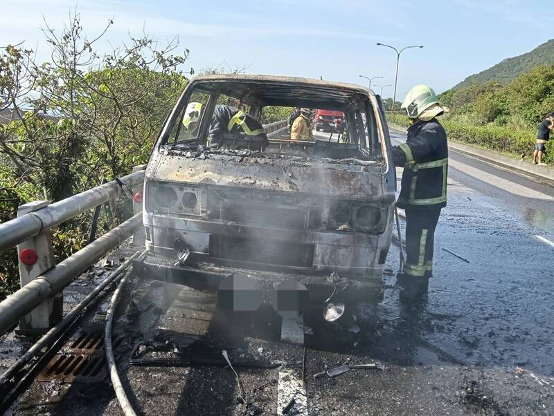 起火廂型車燒得面目全非。(圖由讀者提供) 起火廂型車燒得面目全非。(圖由讀者提供)