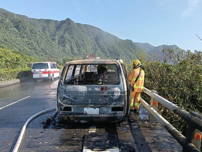 火燒車現場。(圖由讀者提供) 火燒車現場。(圖由讀者提供)