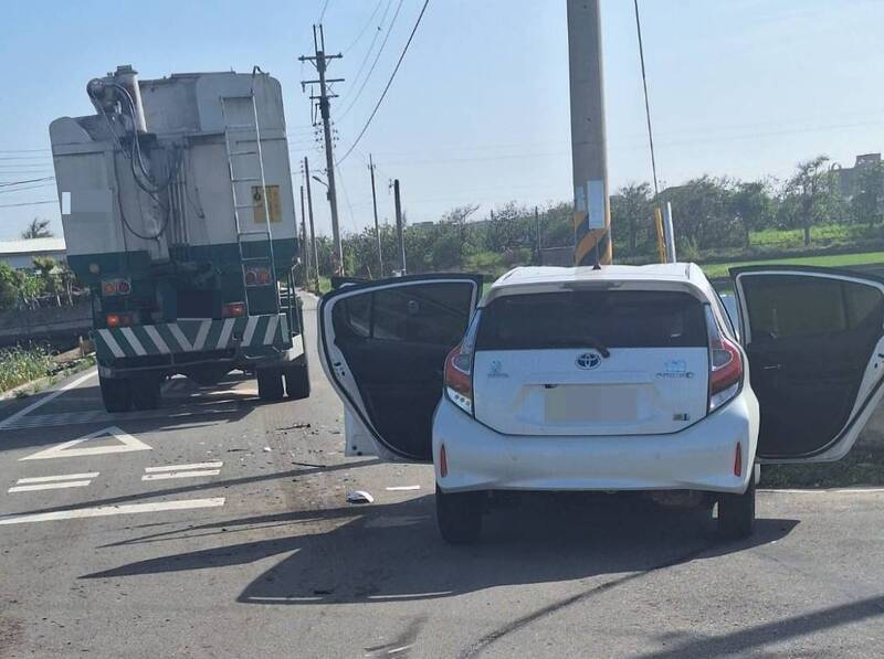 苗栗縣苑裡鎮東西七路與南北二路路口,今(14)日上午近8點許,發生大貨車與轎車碰撞事故。(圖由民眾提供) 苗栗縣苑裡鎮東西七路與南北二路路口,今(14)日上午近8點許,發生大貨車與轎車碰撞事故。(圖由民眾提供)