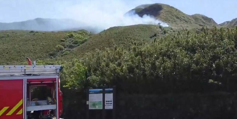 陽明山驚傳火燒山事件,消防局已派員前往救援。(記者王冠仁翻攝) 陽明山驚傳火燒山事件,消防局已派員前往救援。(記者王冠仁翻攝)