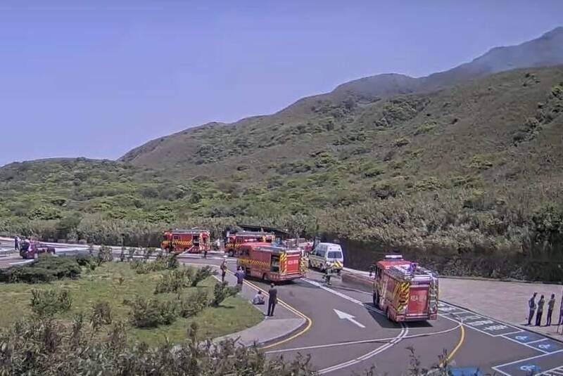 消防局派出大批人車前往救援。(取自陽明山國家公園即時影像) 消防局派出大批人車前往救援。(取自陽明山國家公園即時影像)