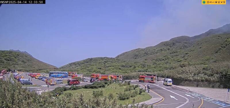 消防局派出大批人車前往救援,畫面中右上角可見不少濃煙飄出。(取自陽明山國家公園即時影像) 消防局派出大批人車前往救援,畫面中右上角可見不少濃煙飄出。(取自陽明山國家公園即時影像)