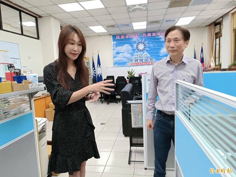 桃園市議員黃瓊慧受蔡婦之託,14日上午帶著2杯咖啡向詹江村道歉,但也不示弱大虧詹江村是小人、出爾反爾、訟棍,詹江村無奈說他撤告還要被罵。(記者鄭淑婷攝) 桃園市議員黃瓊慧受蔡婦之託,14日上午帶著2杯咖啡向詹江村道歉,但也不示弱大虧詹江村是小人、出爾反爾、訟棍,詹江村無奈說他撤告還要被罵。(記者鄭淑婷攝)