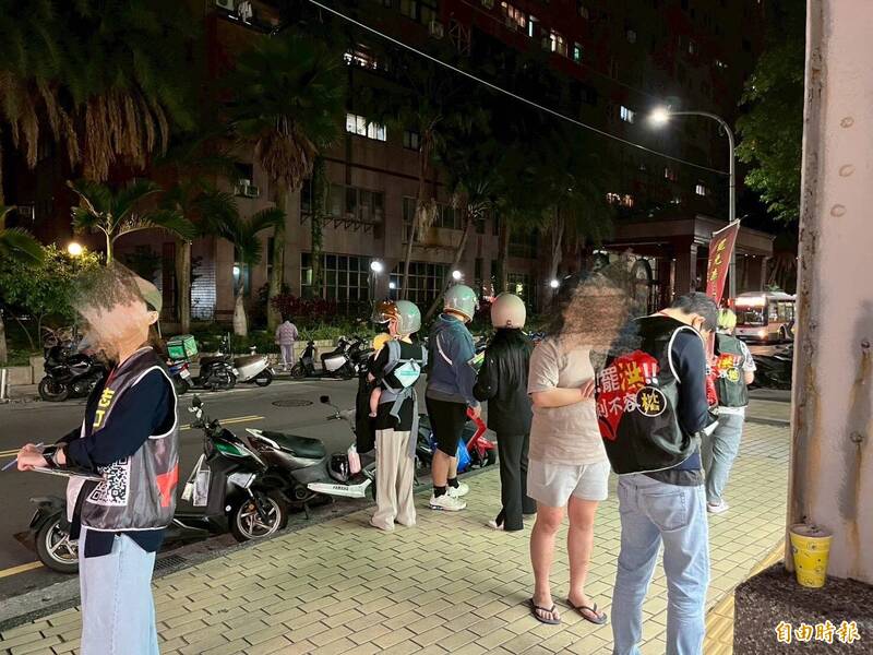 不少民眾響應罷免洪孟楷二階連署行動。(記者羅國嘉攝) 不少民眾響應罷免洪孟楷二階連署行動。(記者羅國嘉攝)