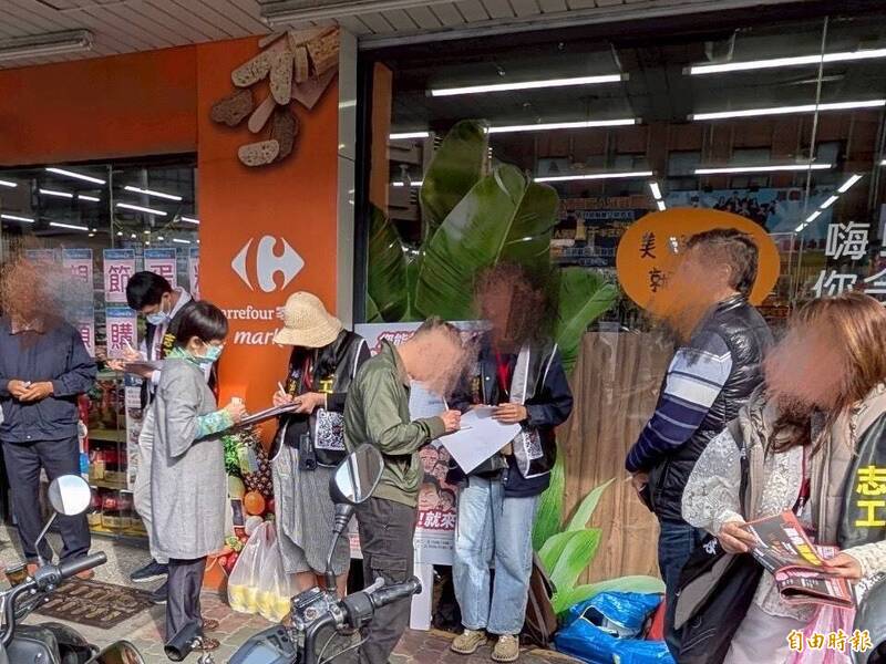 不少民眾響應罷免洪孟楷二階連署行動。(記者羅國嘉攝) 不少民眾響應罷免洪孟楷二階連署行動。(記者羅國嘉攝)