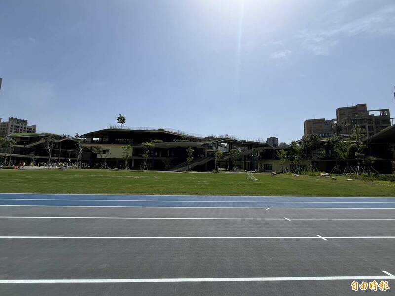 竹市關埔國小終於有跑道了！排球場也啟用 體育館已動工