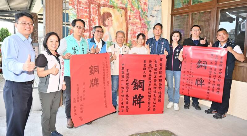 楊雁晴(右5)在國際賽拿下好成績,宜縣代理縣長林茂盛(左5)今天親頒紅榜祝賀。(圖由宜蘭縣府提供) 楊雁晴(右5)在國際賽拿下好成績,宜縣代理縣長林茂盛(左5)今天親頒紅榜祝賀。(圖由宜蘭縣府提供)