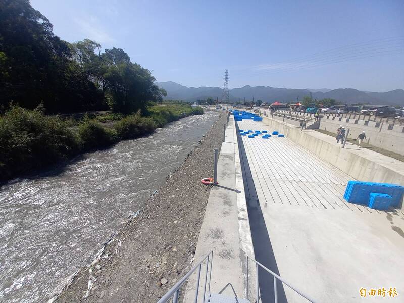 安農溪輕艇激流標桿競賽場地(右),在安農溪主河道(左)旁另闢人工賽道。(記者江志雄攝) 安農溪輕艇激流標桿競賽場地(右),在安農溪主河道(左)旁另闢人工賽道。(記者江志雄攝)