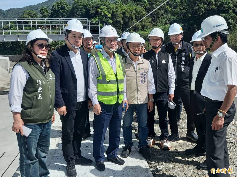 行政院工程會主委陳金德(左3)、宜蘭代理縣長林茂盛(左4)、立委陳俊宇(左2)等人,到安農溪輕艇激流標桿競賽場地視察。(記者江志雄攝) 行政院工程會主委陳金德(左3)、宜蘭代理縣長林茂盛(左4)、立委陳俊宇(左2)等人,到安農溪輕艇激流標桿競賽場地視察。(記者江志雄攝)
