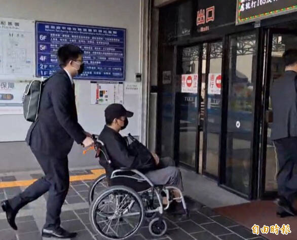 林明佐坐輪椅到庭,台中地院裁定收押。(記者許國楨攝)
林明佐坐輪椅到庭,台中地院裁定收押。(記者許國楨攝)