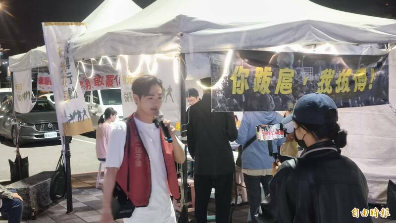 今晚在花蓮石來運轉有罷傅團體《微光花蓮》、《大罷運動-八炯團隊》兩隊在現場呼籲民眾響應罷免傅崐萁，二個小時約收到150多張，其中一半以上是民眾主動回來重簽。 （記者王錦義攝）