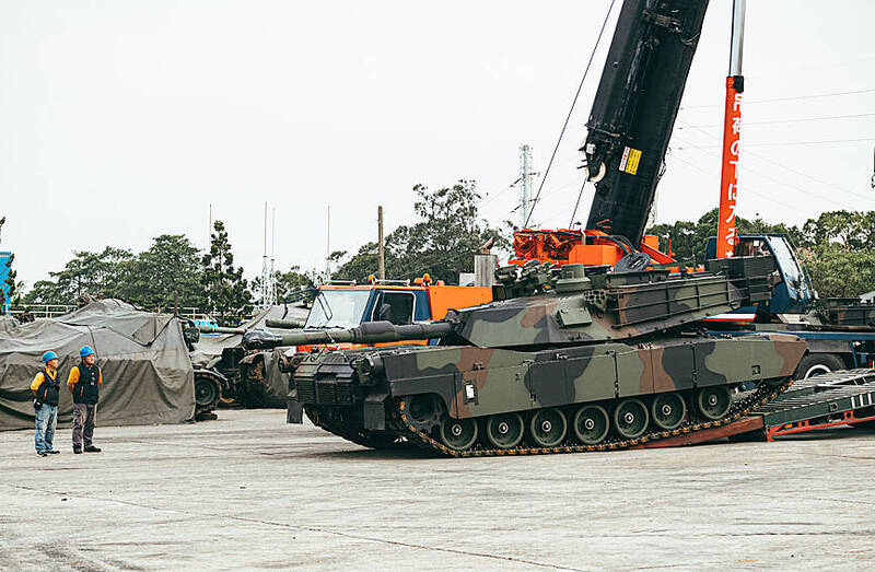 An M1A2T tank is unloaded inside an army base in Hsinchu on Dec. 16 last year.
Photo: EPA-EFE / Military News Agency
An M1A2T tank is unloaded inside an army base in Hsinchu on Dec. 16 last year.
Photo: EPA-EFE / Military News Agency