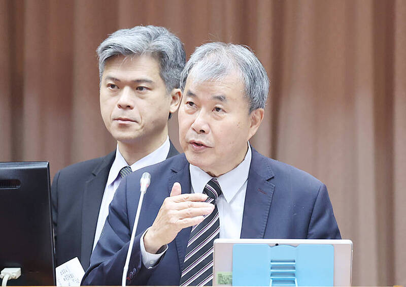 Minister of Education Cheng Ying-yao, right, speaks at the legislature’s Education and Culture Committee meeting in Taipei yesterday.
Photo: CNA
Minister of Education Cheng Ying-yao, right, speaks at the legislature’s Education and Culture Committee meeting in Taipei yesterday.
Photo: CNA