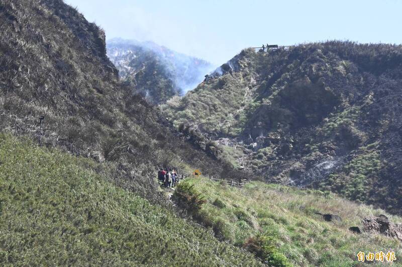 台北市陽明山山區今天早上驚傳火燒山事件,目前消防局已經派遣大量人車前往馳援。(記者鹿俊為攝) 台北市陽明山山區今天早上驚傳火燒山事件,目前消防局已經派遣大量人車前往馳援。(記者鹿俊為攝)