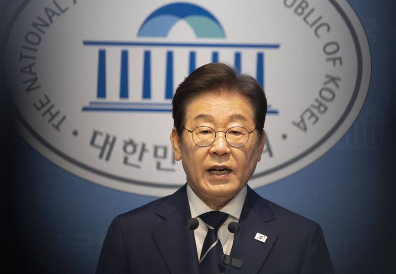 南韓總統大選氣氛逐漸升溫，根據民調機構Realmeter最新公布的調查結果，最大在野黨共同民主黨前代表李在明，在下屆總統候選人適合度評比中，以48.8%的高支持率遙遙領先對手。（歐新社）