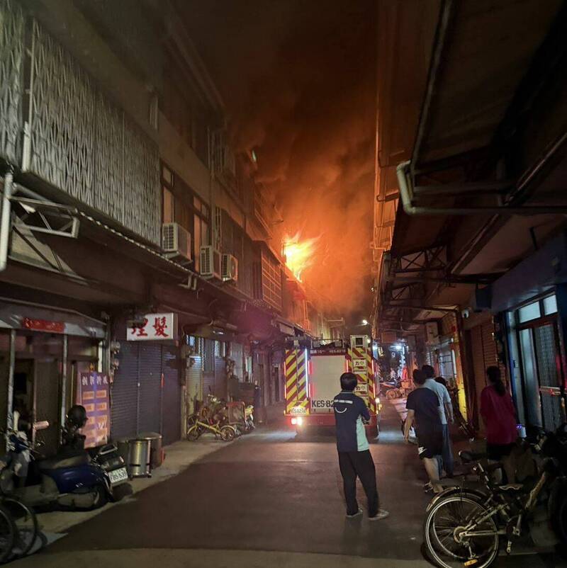 台中大里中興路一段兩戶民宅頂樓加蓋的部分,今天凌晨起火燃燒,造成3人葬身火海,鄰居都走出屋外關心。(記者陳建志翻攝) 台中大里中興路一段兩戶民宅頂樓加蓋的部分,今天凌晨起火燃燒,造成3人葬身火海,鄰居都走出屋外關心。(記者陳建志翻攝)