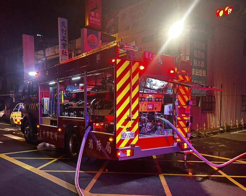 台中大里中興路一段兩戶民宅頂樓加蓋的部分,今天凌晨起火燃燒,消防局出動49人到場搶救。(記者陳建志翻攝) 台中大里中興路一段兩戶民宅頂樓加蓋的部分,今天凌晨起火燃燒,消防局出動49人到場搶救。(記者陳建志翻攝)