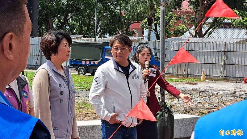 國民黨立委黃建賓（中）被挫賓小組提案罷免，今天跨過二階連署門檻。（記者黃明堂攝）