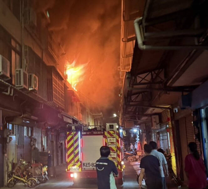 台中市大里區今天凌晨發生民宅火災,(消防局提供) 台中市大里區今天凌晨發生民宅火災,(消防局提供)