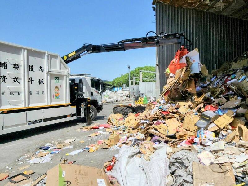 南投埔里地母廟捐贈大肚量抓斗車,協助埔里鎮公所清潔隊加速清運資收垃圾。(埔里鎮公所提供) 南投埔里地母廟捐贈大肚量抓斗車,協助埔里鎮公所清潔隊加速清運資收垃圾。(埔里鎮公所提供)