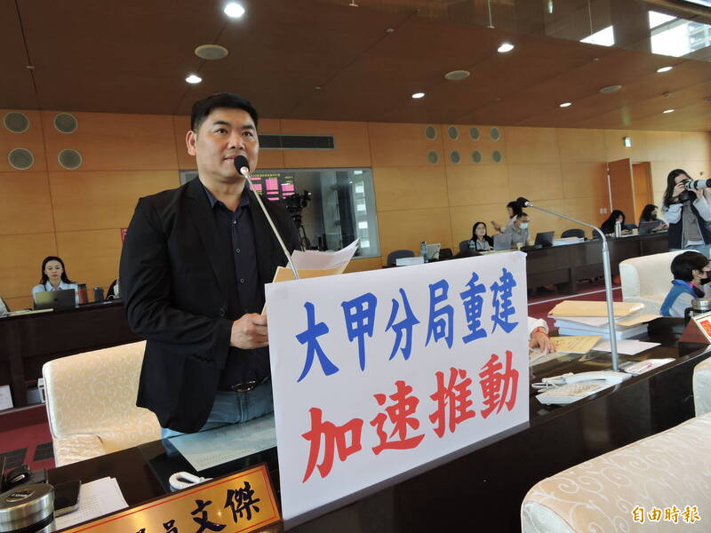 市議員李文傑詢問大甲分局重建進度。（記者蘇金鳳攝）
