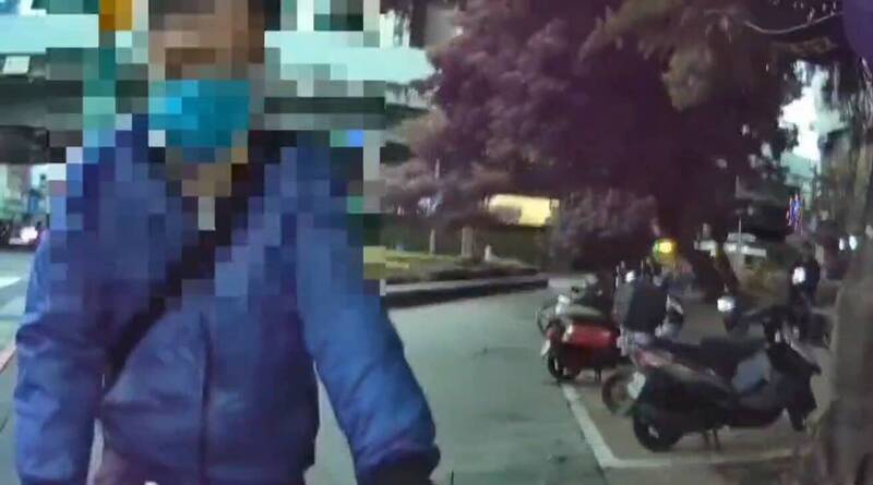 警方攔下許姓科長。(記者王冠仁翻攝) 警方攔下許姓科長。(記者王冠仁翻攝)