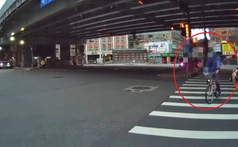 警方發現許姓科長騎YouBike闖紅燈。(記者王冠仁翻攝) 警方發現許姓科長騎YouBike闖紅燈。(記者王冠仁翻攝)