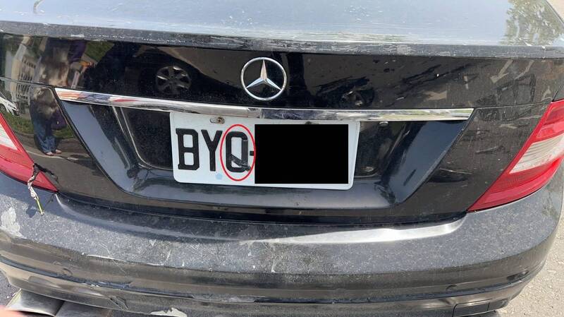陳姓毒蟲駕駛賓士車走走停停、形跡可疑,還變造車牌,以黑膠帶將「C」貼成「Q」。(草屯警方提供) 陳姓毒蟲駕駛賓士車走走停停、形跡可疑,還變造車牌,以黑膠帶將「C」貼成「Q」。(草屯警方提供)