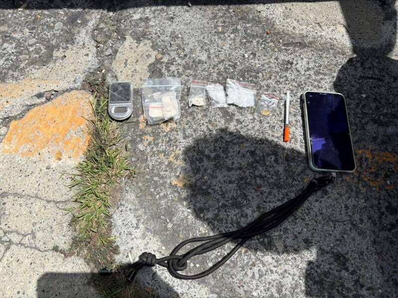 陳姓毒蟲駕車拒檢逃逸,經警匪追逐最後撞上休旅車,車內起出海洛因、安非他命、大麻等毒品。(草屯警方提供) 陳姓毒蟲駕車拒檢逃逸,經警匪追逐最後撞上休旅車,車內起出海洛因、安非他命、大麻等毒品。(草屯警方提供)